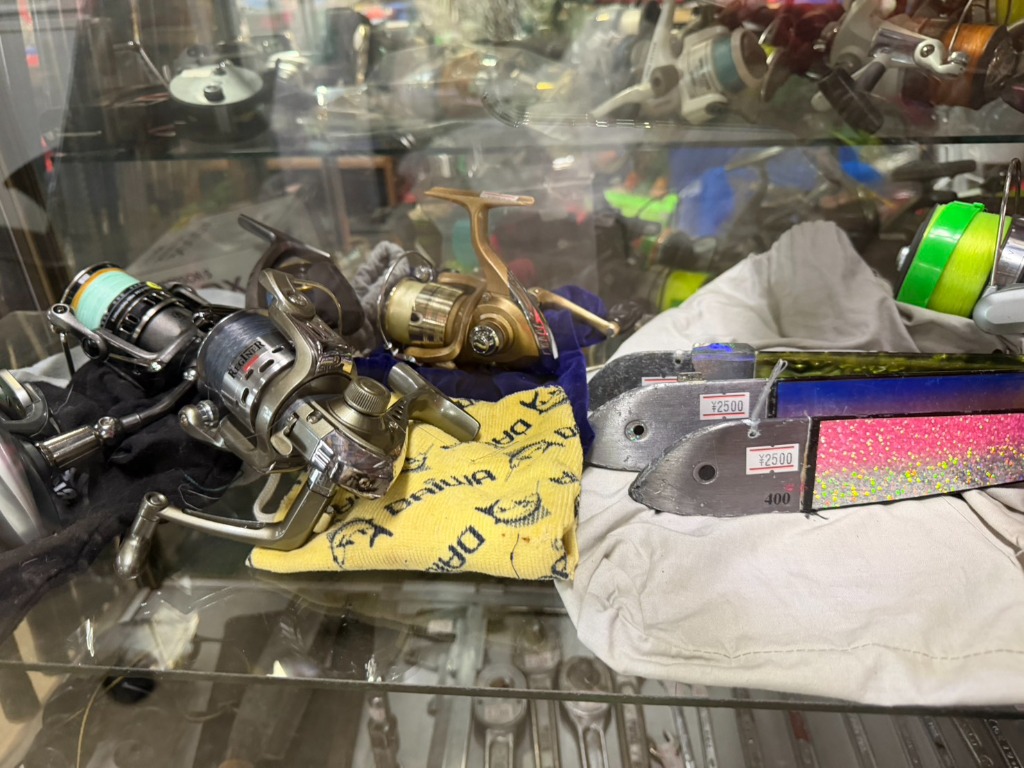 店頭に並ぶ釣り用リール