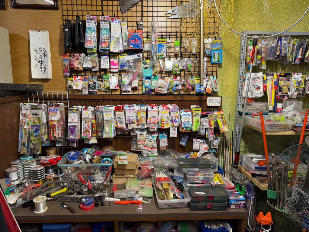 棚に並ぶ釣具や釣り用品