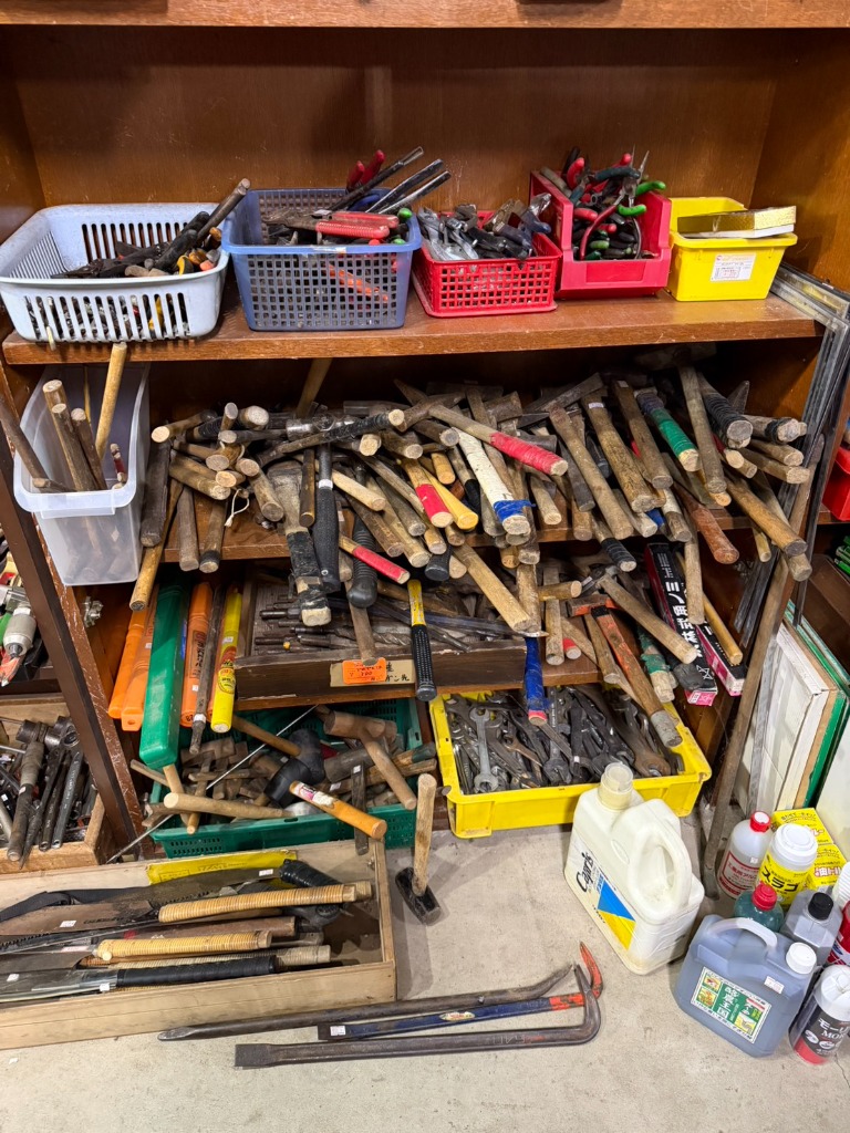 工具棚に並ぶハンマーや手工具