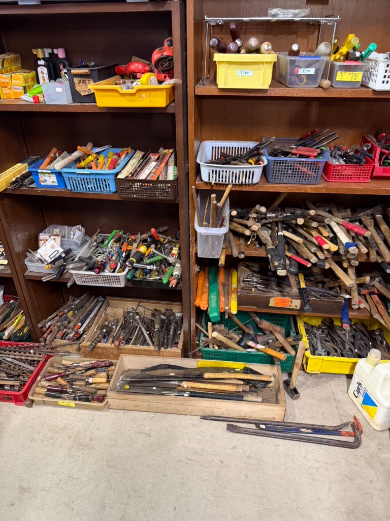 棚に並ぶさまざまな手工具