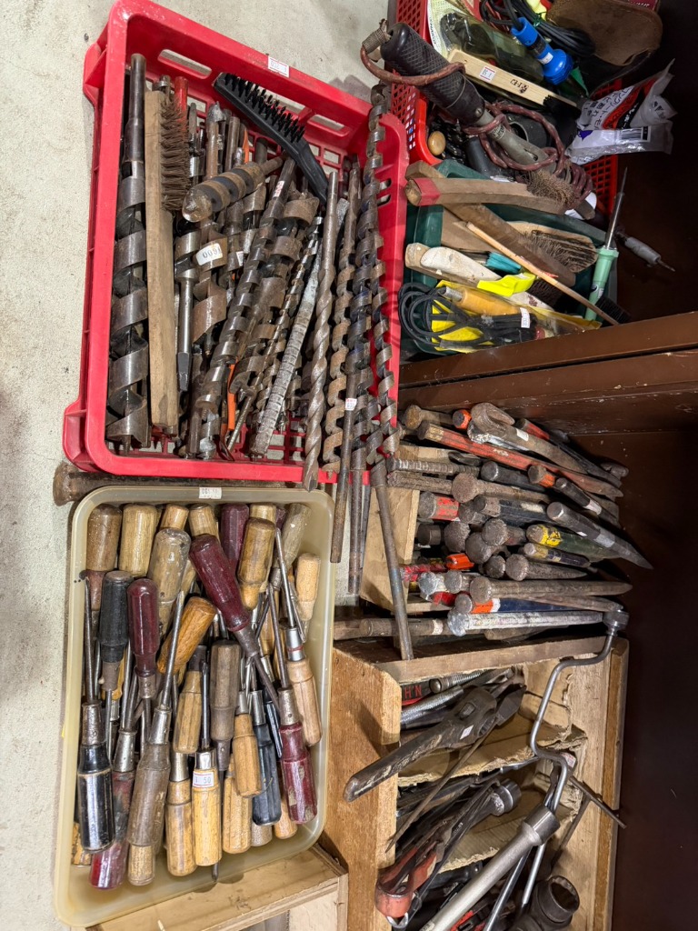 棚に並ぶドライバーや小型工具