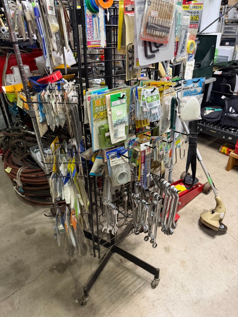 店頭に並ぶ大工道具や各種工具